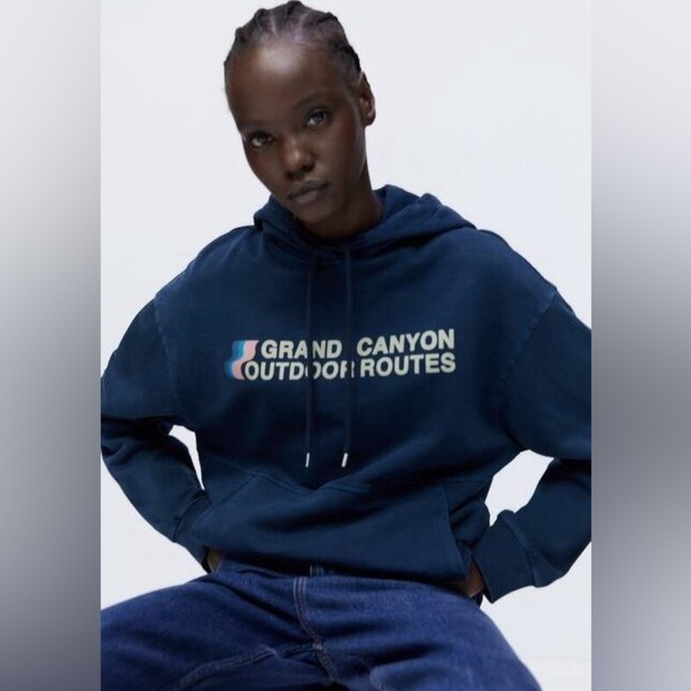 Zara Mountain Hikes and Outdoors‎ Collection Grand Canyon Sweatshirt Navy